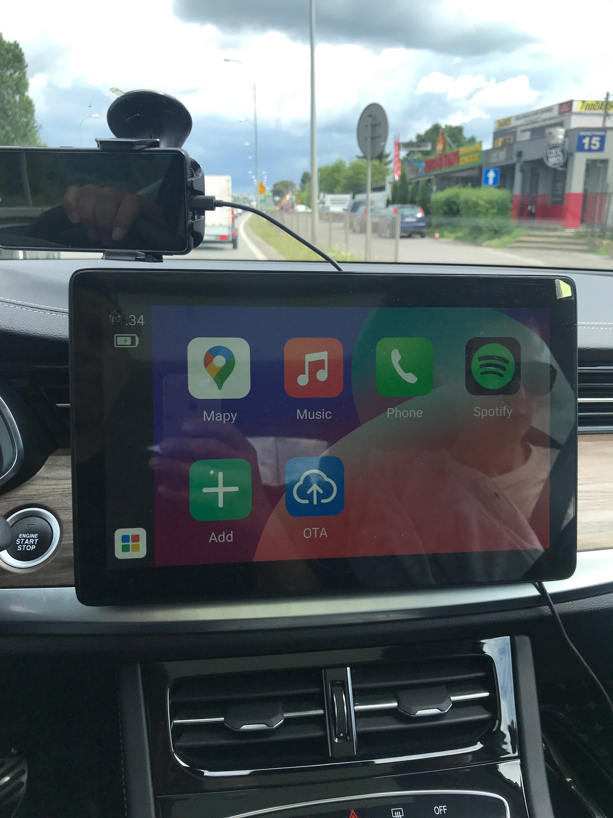 Łączność ze smartfonami możliwa za pośrednictwem EasyConnection. Aplikacja ta funkcjonalnością jednak nie dorównuje interfejsom Android Auto i Apple CarPlay.