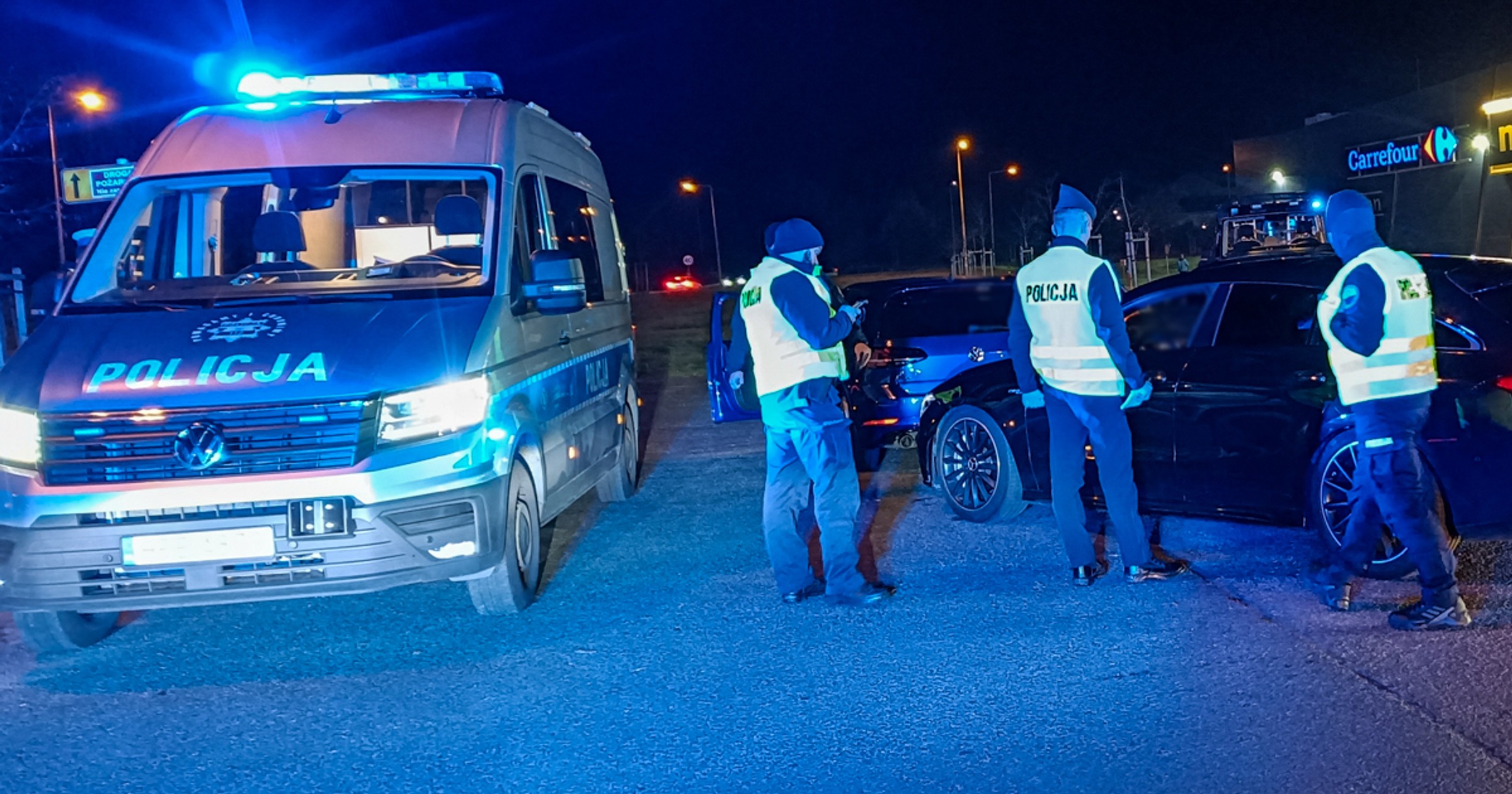 Kontrola policji na parkingu
