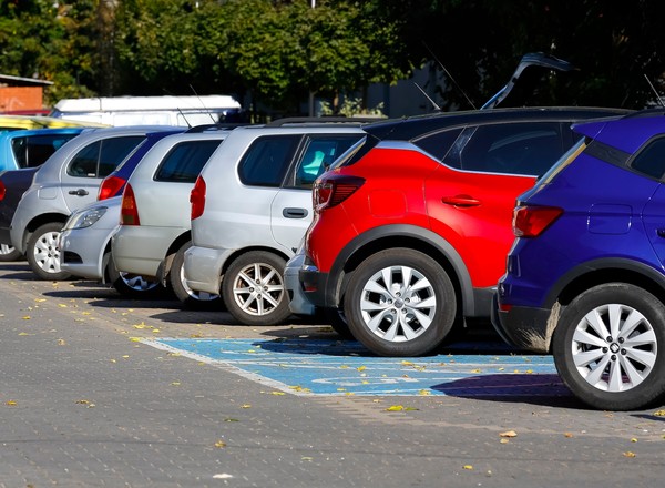 Demolka na osiedlowym parkingu. Pijany kierowca przestawiał auto