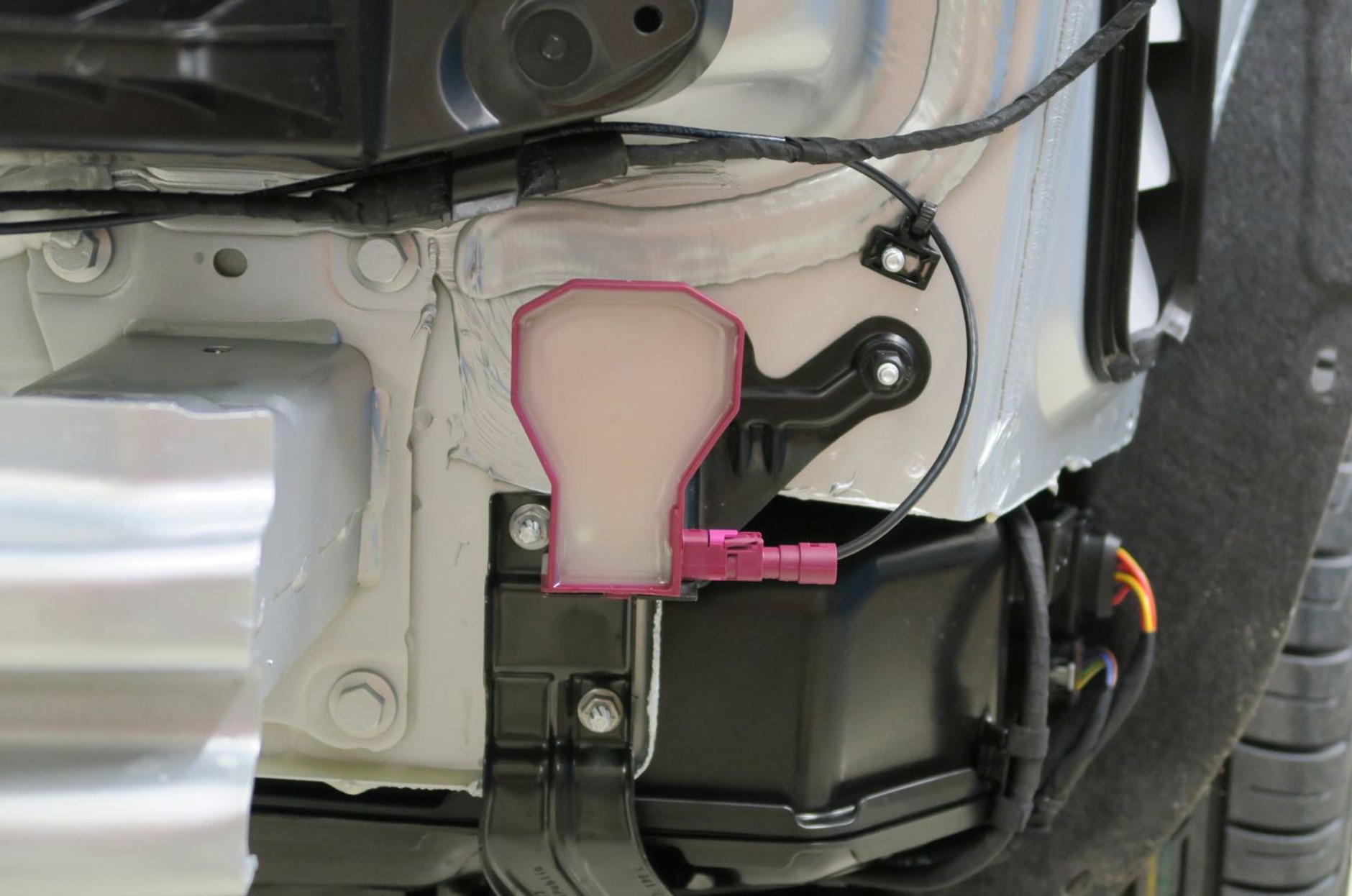 Antena LTE ukryta za zderzakiem auta