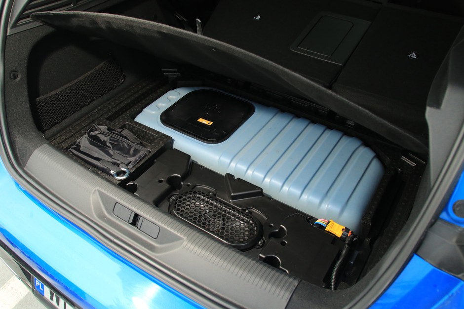 Hybrydy plug-in mają akumulatory większe niż w zwykłych hybrydach, ale mniejsze niż w autach całkowicie elektrycznych – zasięg w trybie elektrycznym to zwykle kilkadziesiąt kilometrów.
