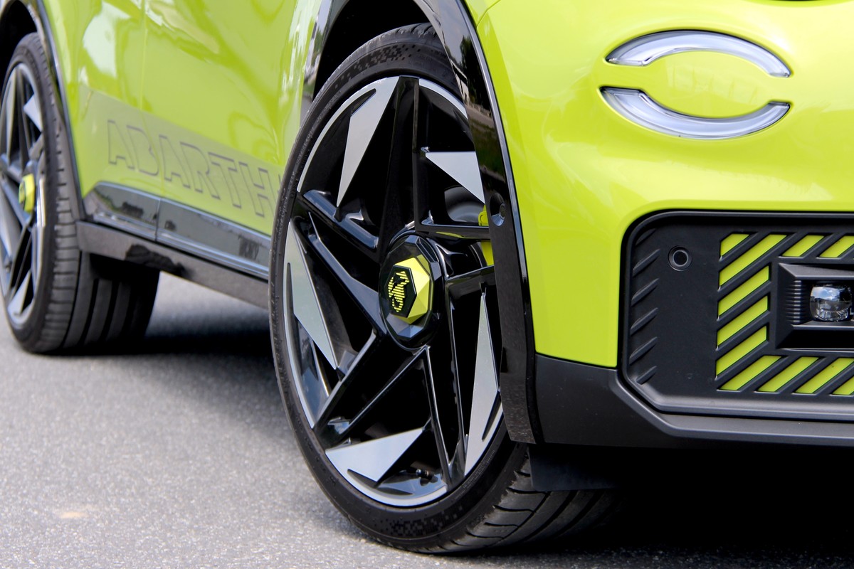 280-konny Abarth 600e jest produkowany w Polsce. Potrafi zaskoczyć dźwiękiem