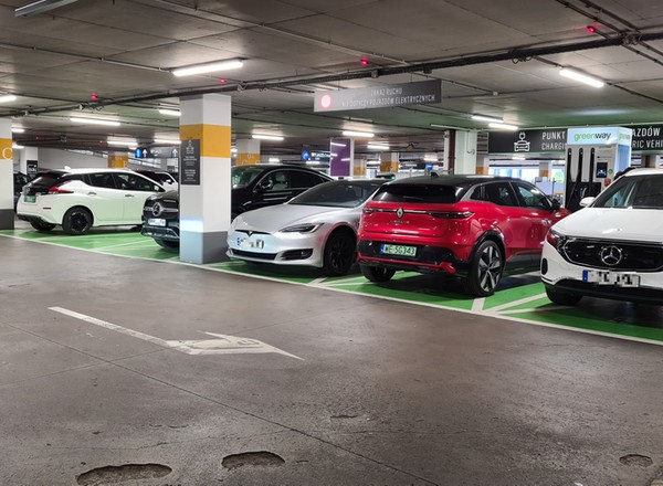 Rywalizacja o prąd do elektryków. Poszedł na zakupy i zablokował ładowarkę, auta nawet nie podpiął