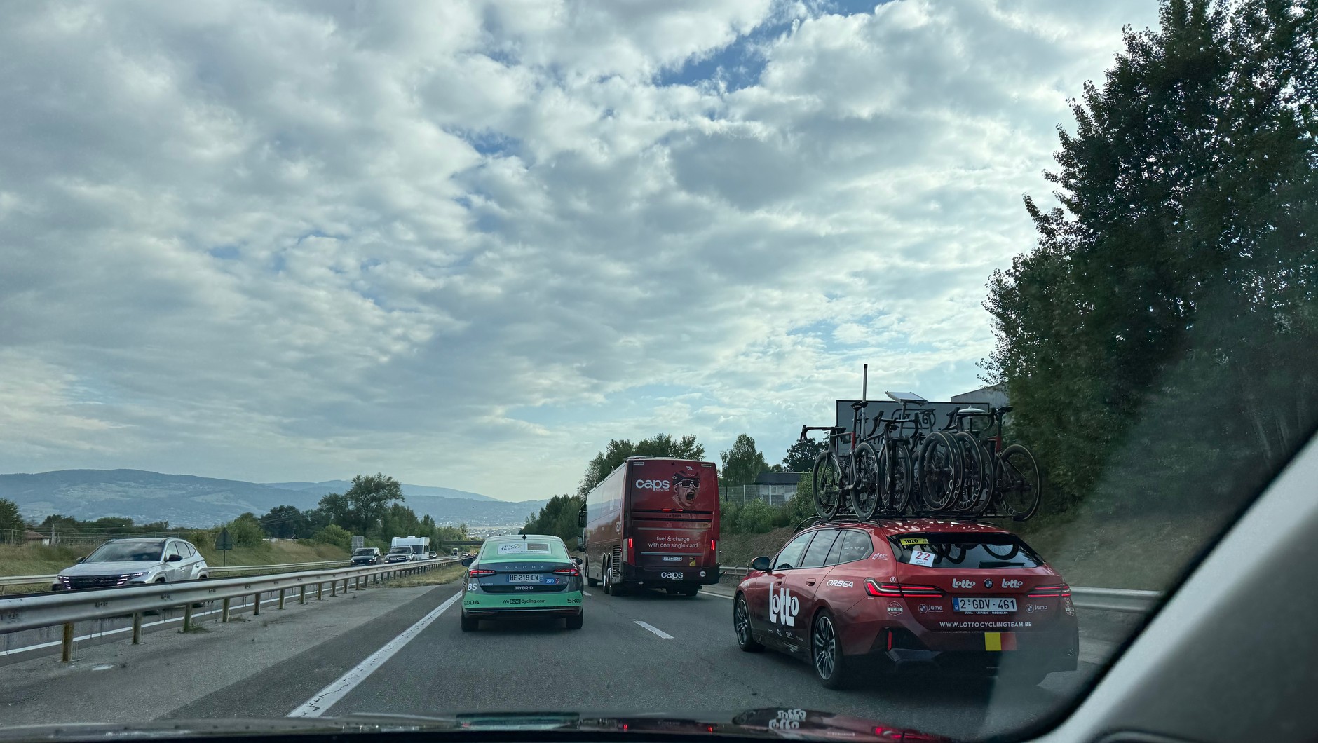 Wcześnie rano z okolicznych hoteli w stronę startu zmierzają setki pojazdów – w tym autokary wiozące zawodników, samochody ze sprzętem oraz pojazdy organizatorów