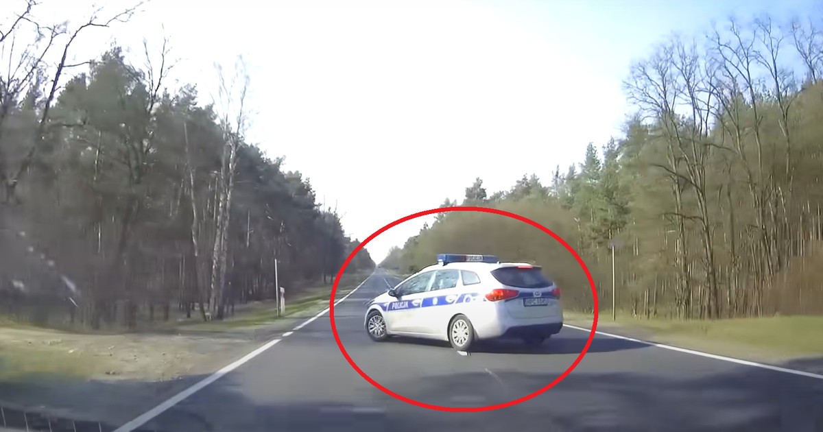 Za sekundę ten kierowca uderzy w skręcający w lewo radiowóz. Czyja wina? fot. MaineCoonThe/YouTube