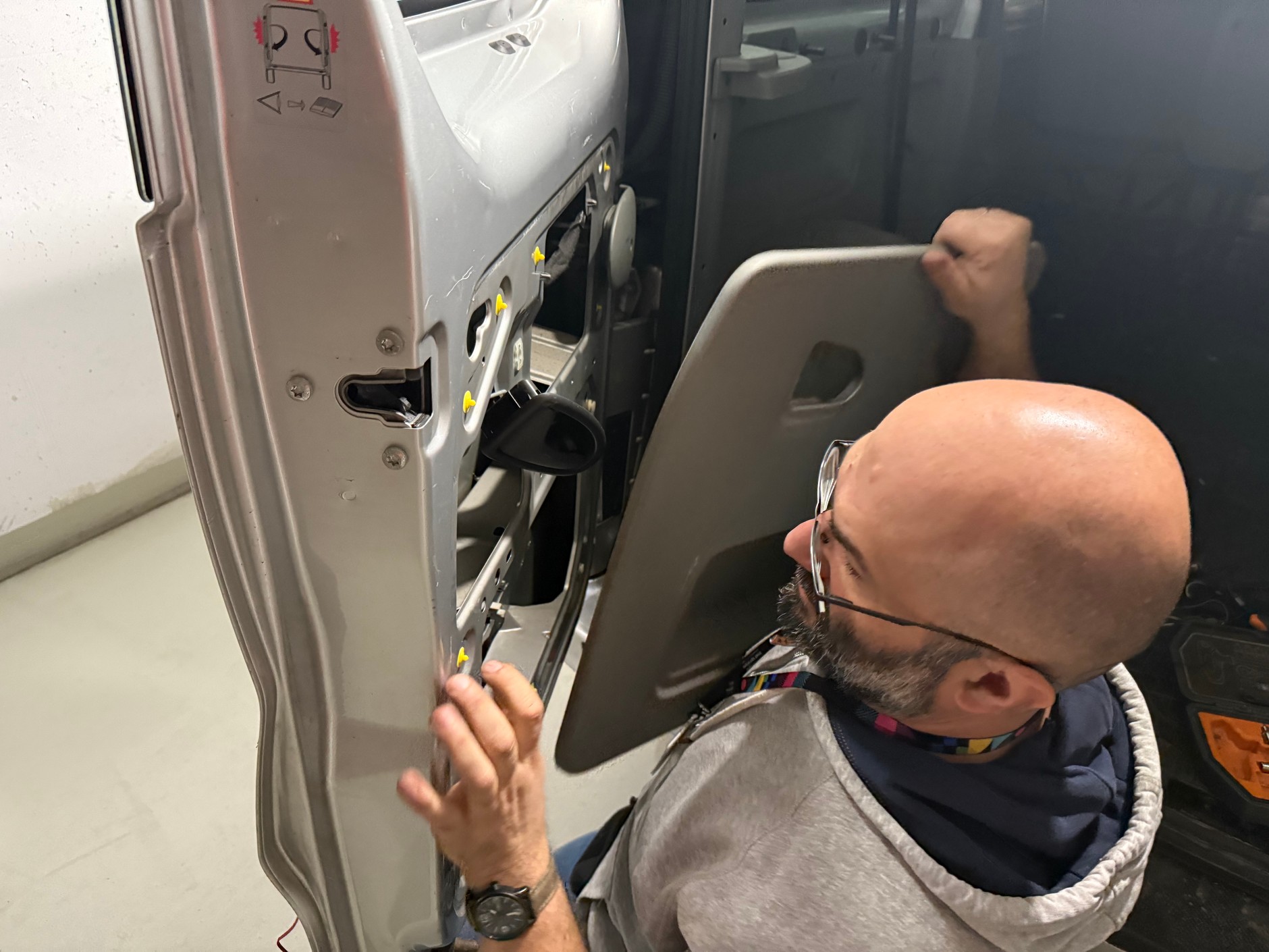 Trzeba zdjąć boczek drzwi, aby dostać się do instalacji i aby móc przeprowadzić kable