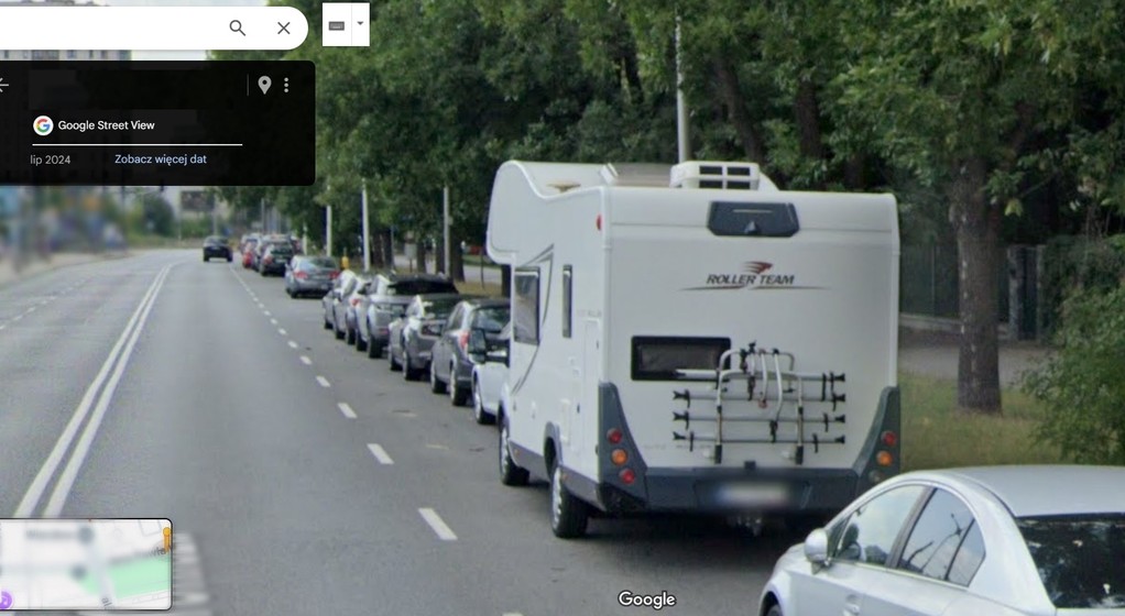 Kamper zaparkowany przy ulicy widoczny na Google StreetView