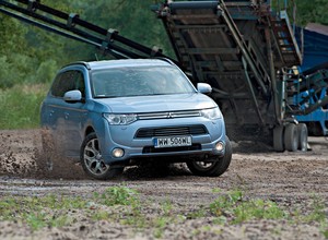 Mitsubishi Outlander PHEV potrafi oszczędzać