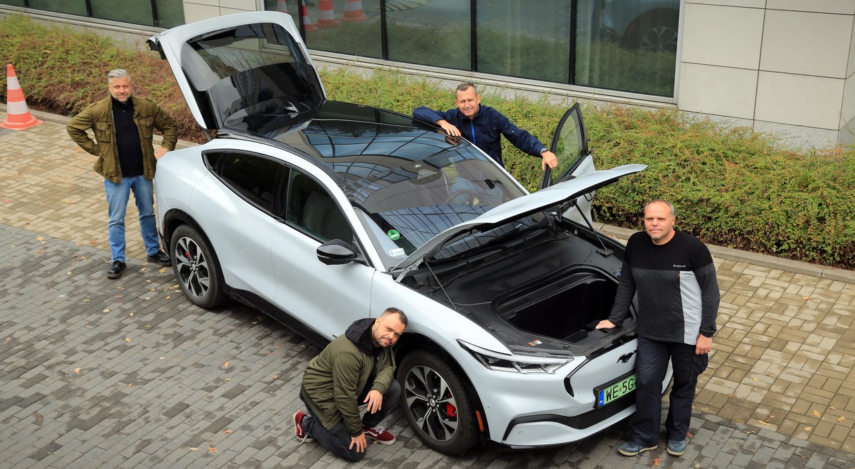 Ford Mustang Mach-E 98 kWh AWD pod czujnym okiem testujących
