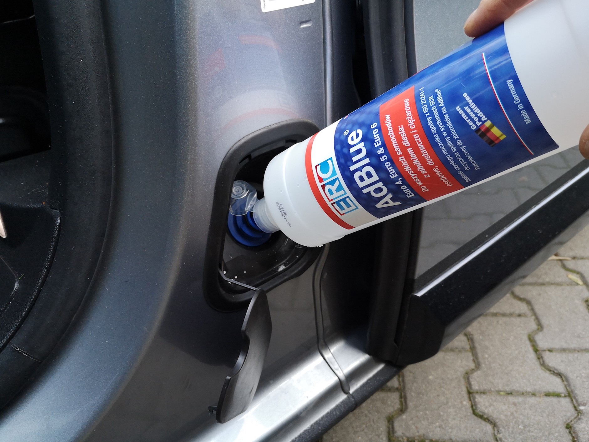 AdBlue został opracowany i objęty ochroną przez Niemieckie Stowarzyszenie Przemysłu Motoryzacyjnego (VDA)