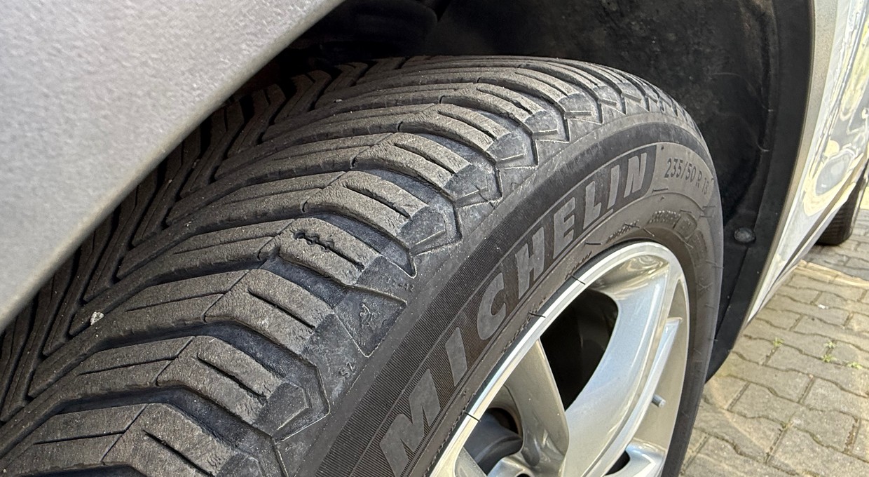 Obowiązkowe opony zimowe już od listopada. Na jakich zasadach i gdzie? Mamy listę