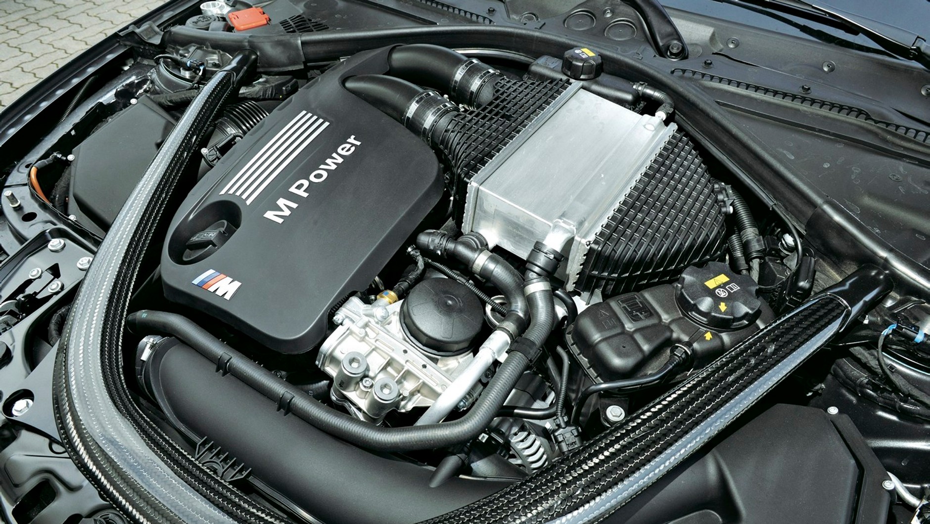 W BMW M4 pod maską znajdziemy sześciocylindrowy silnik rzędowy, za którego potężną moc odpowiada turbodoładowanie