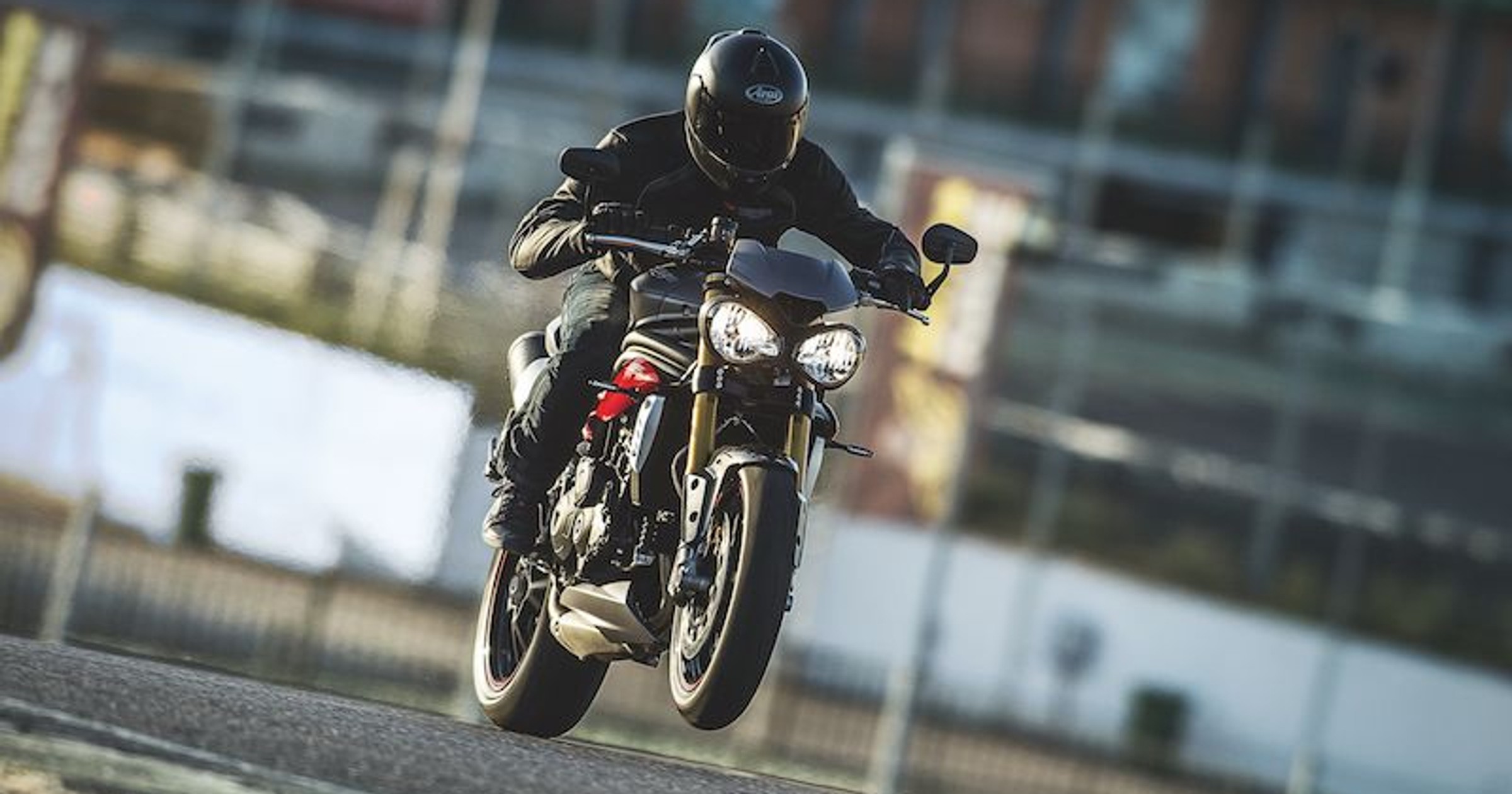 Europejczycy coraz chętniej kupują nowe motocykle. Na fot. najnowszy Triumph Speed Triple R