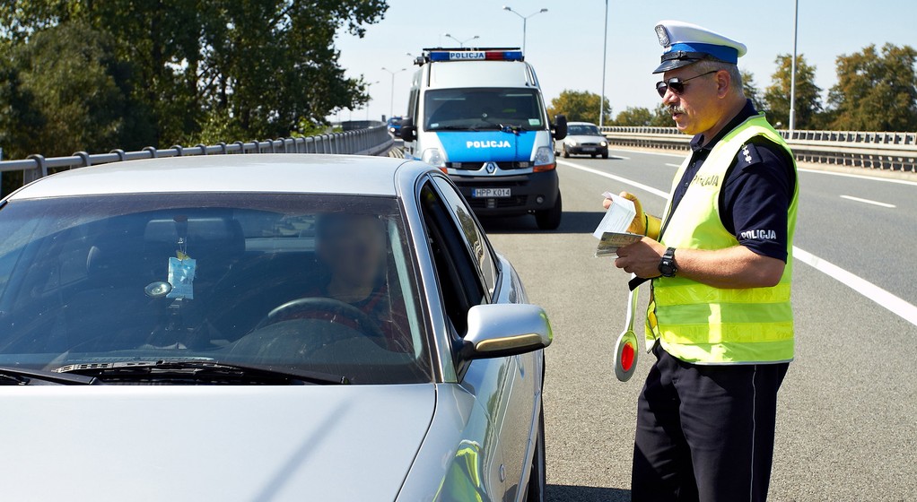 Mandat za przekroczenie prędkości to kiepski początek długiego weekendu. Możesz go uniknąć - jadąc zgodnie z przepisami.