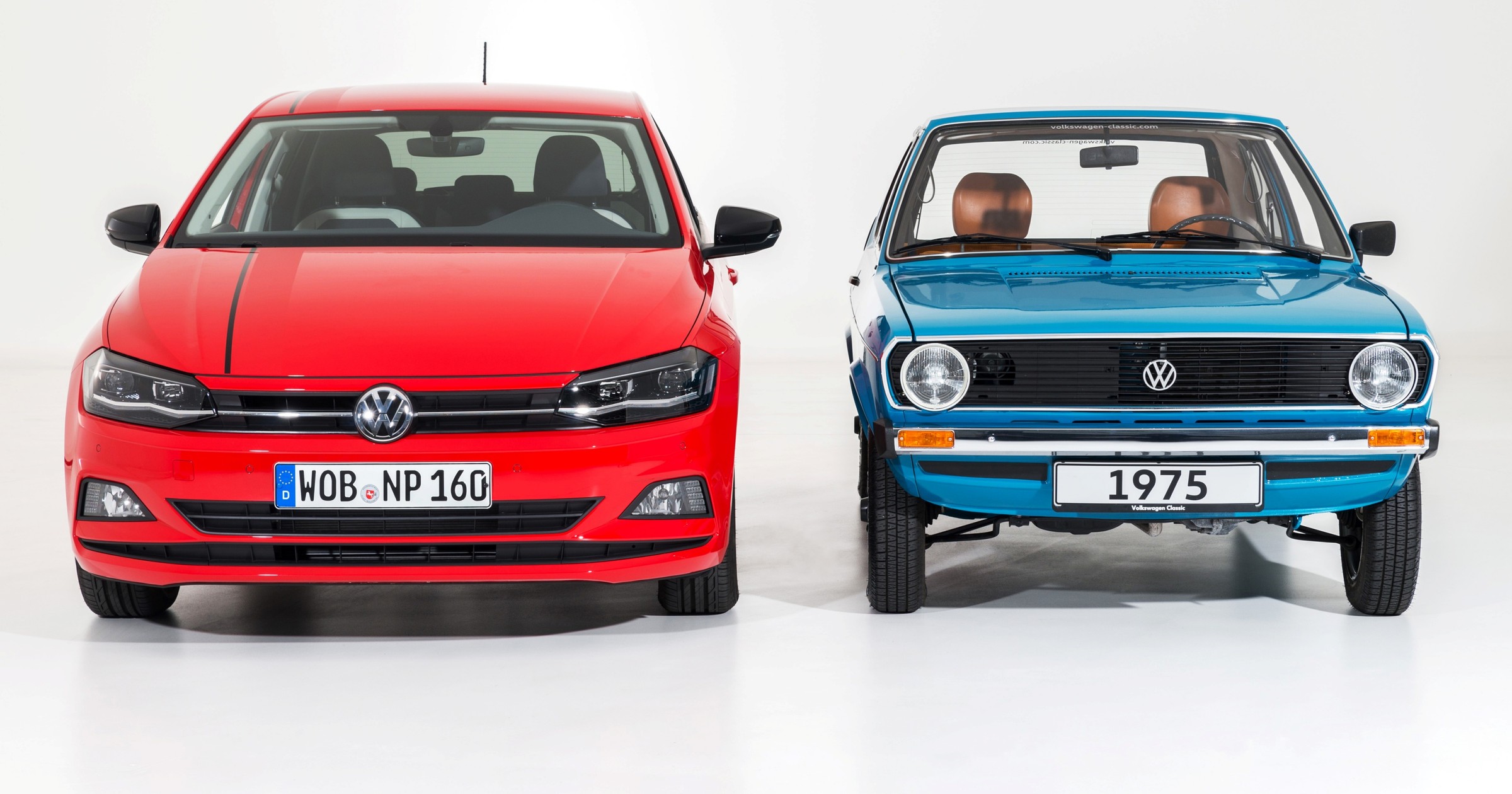 Dwie generacje Volkswagena Polo: obecna, czyli szósta (od 2017 r.; po lewej) i pierwsza (1975-1981)