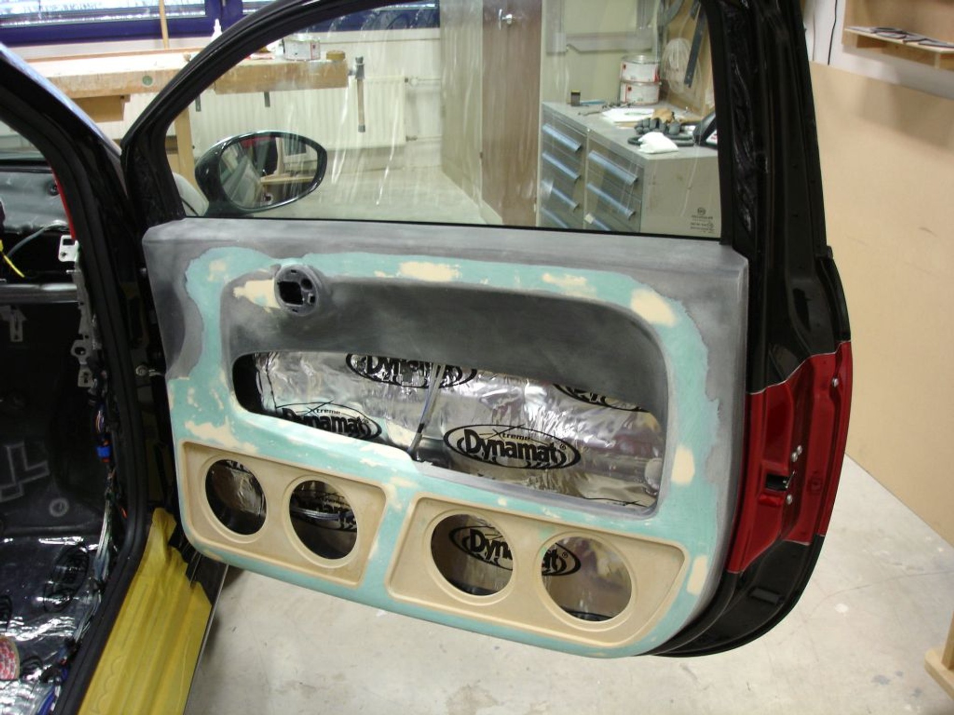 Kolejny etap instalacji w małym Fiacie 500. Panele drzwiowe razem z boczkiem. Całość już po szlifowaniu a jeszcze przed finalnym wykończeniem.