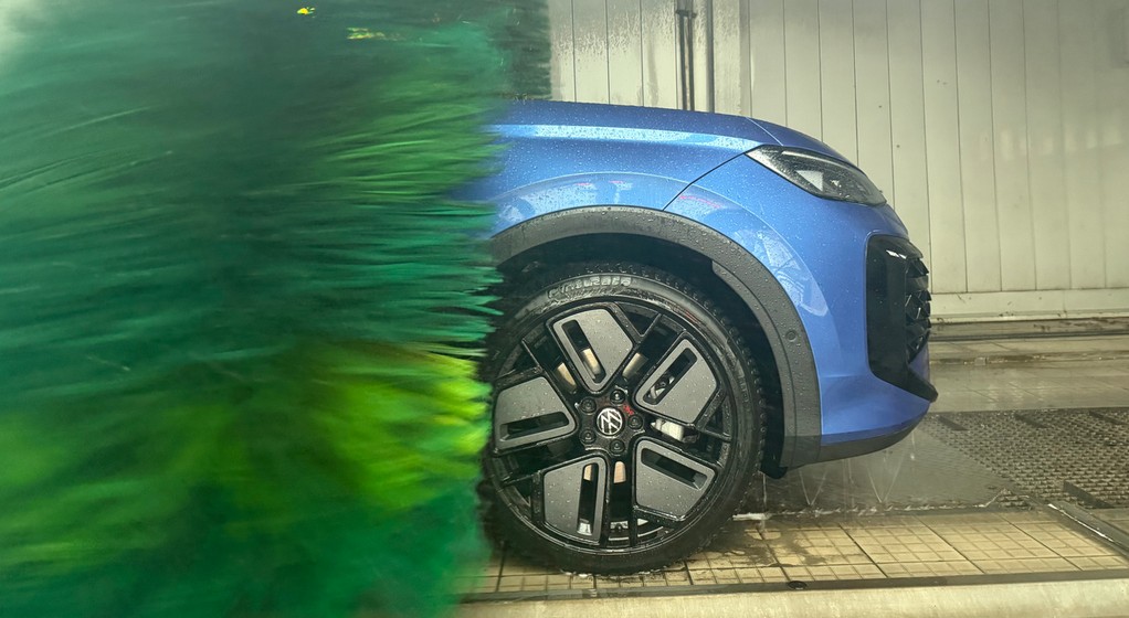 Mycie samochodu zimą chroni przed korozją. Ale warto pamiętać o jednej rzeczy