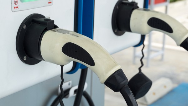 Nowe stacje ładowania elektryków przy autostradach [LISTA]