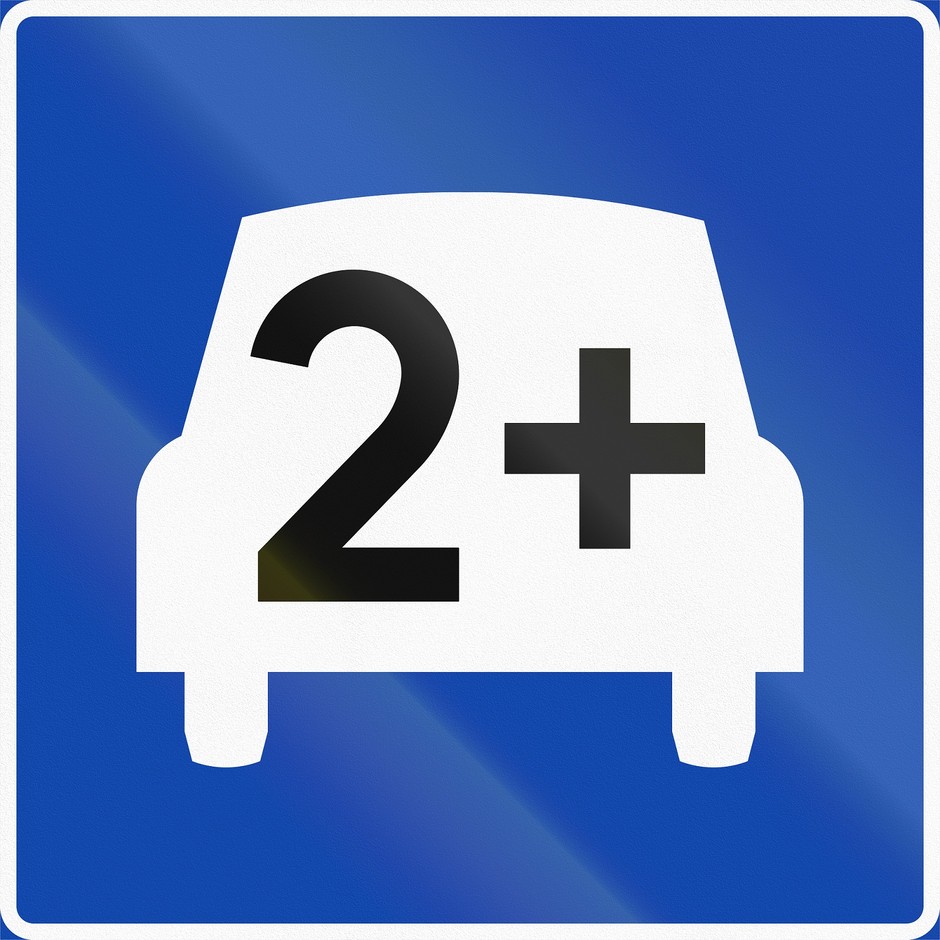 Norweski znak informujący o pasie do "carpoolingu" (współdzielenia przejazdów)