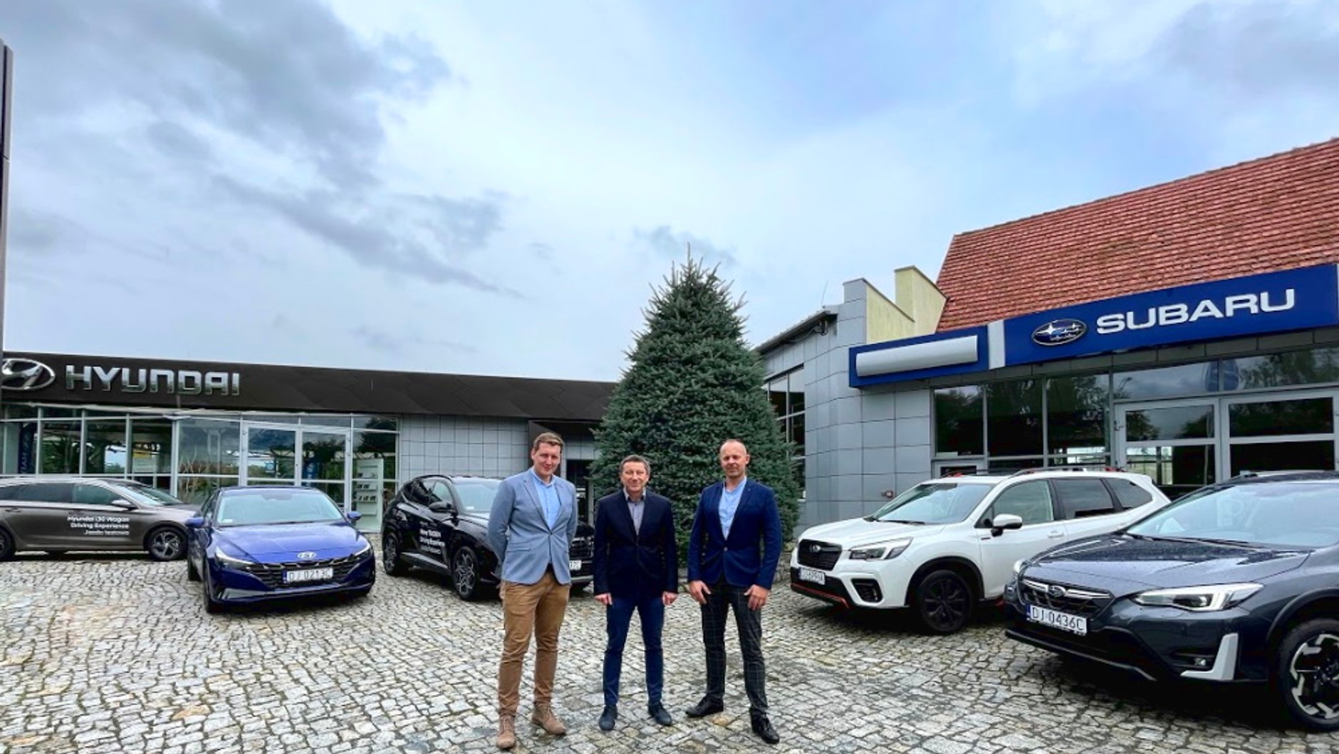 Salon Firmy Motoryzacyjnej Ligęza Sp. z o.o w Jeleniej Górze wraz z kadrą menedżerską