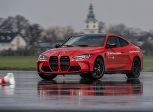 BMW M4 Competition w teście łosia - co się stanie, gdy pojedziesz za szybko?