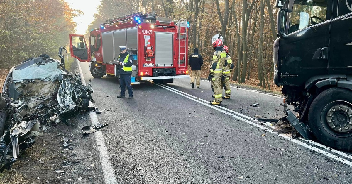  Tir zderzył się z autem osobowym. Po zderzeniu samochód odbił się jak piłka