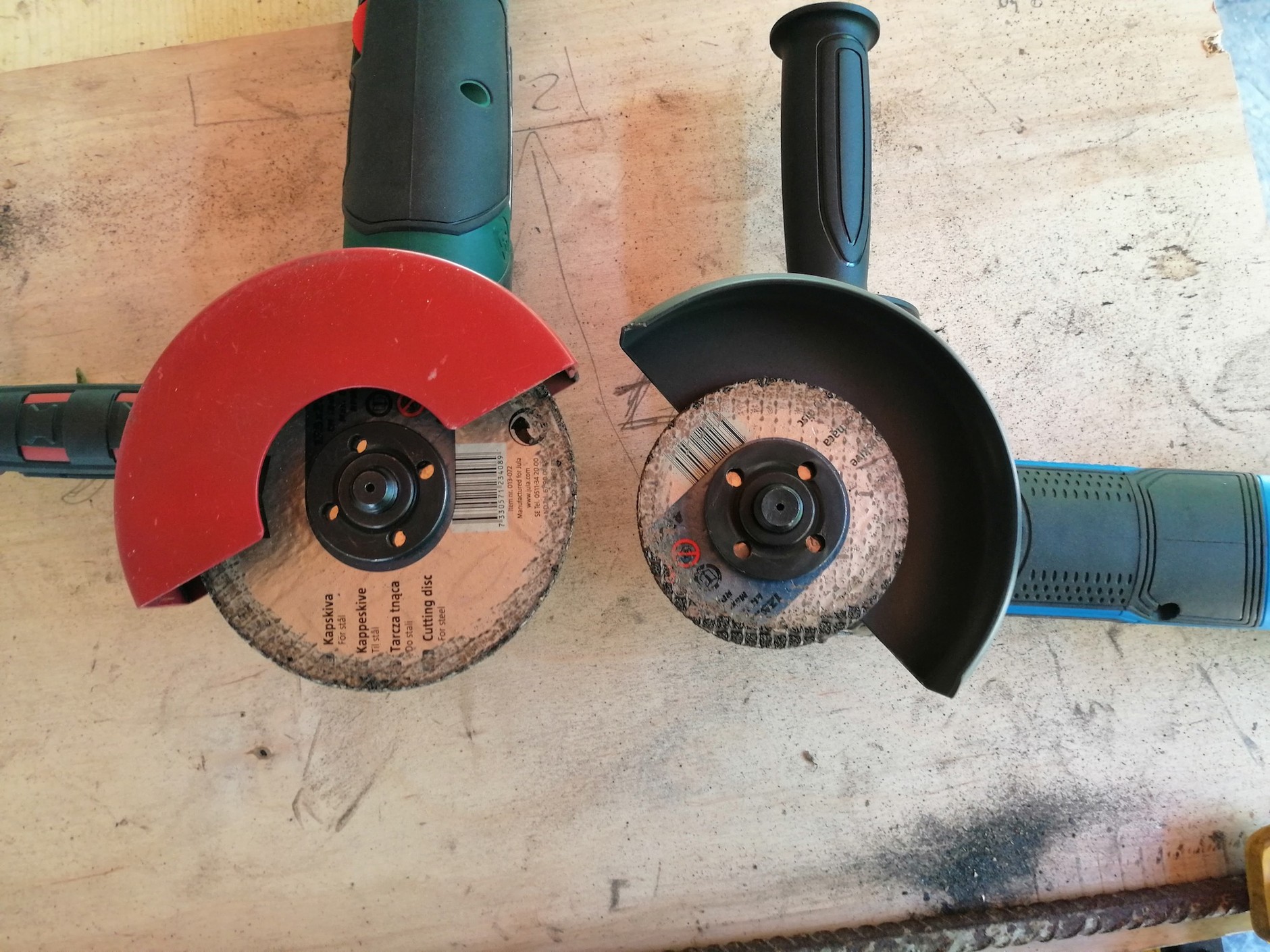 Na jednym ładowaniu szlifierka Ferrex zużuwała jedną tarczę tnącą, podczas gdy szlifierka Parkside PWSA Li-20 B3 nie zdołała jej zużyć