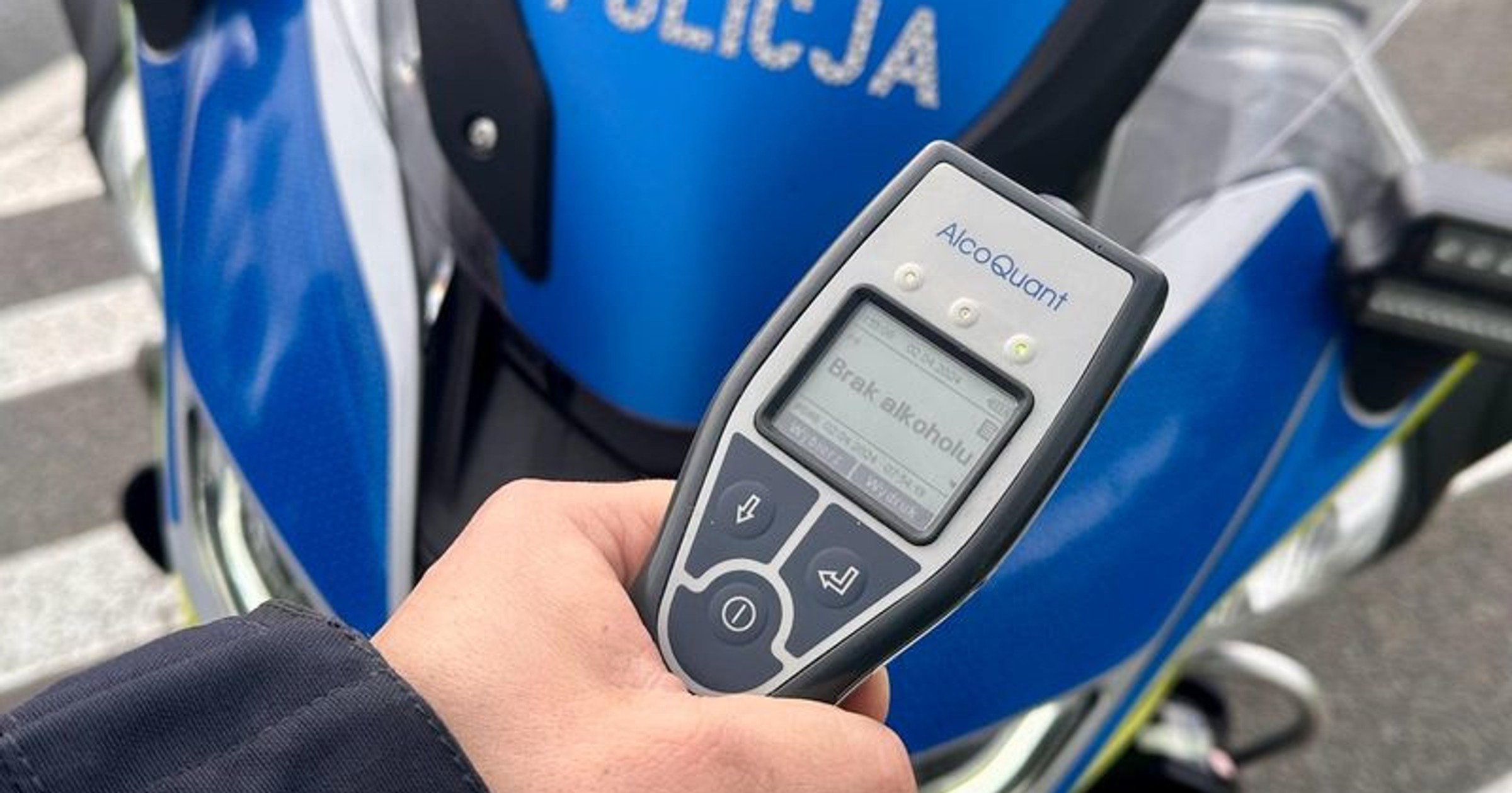 Policjanci zatrzymali motocyklistę. Tablica od innego pojazdu to był początek