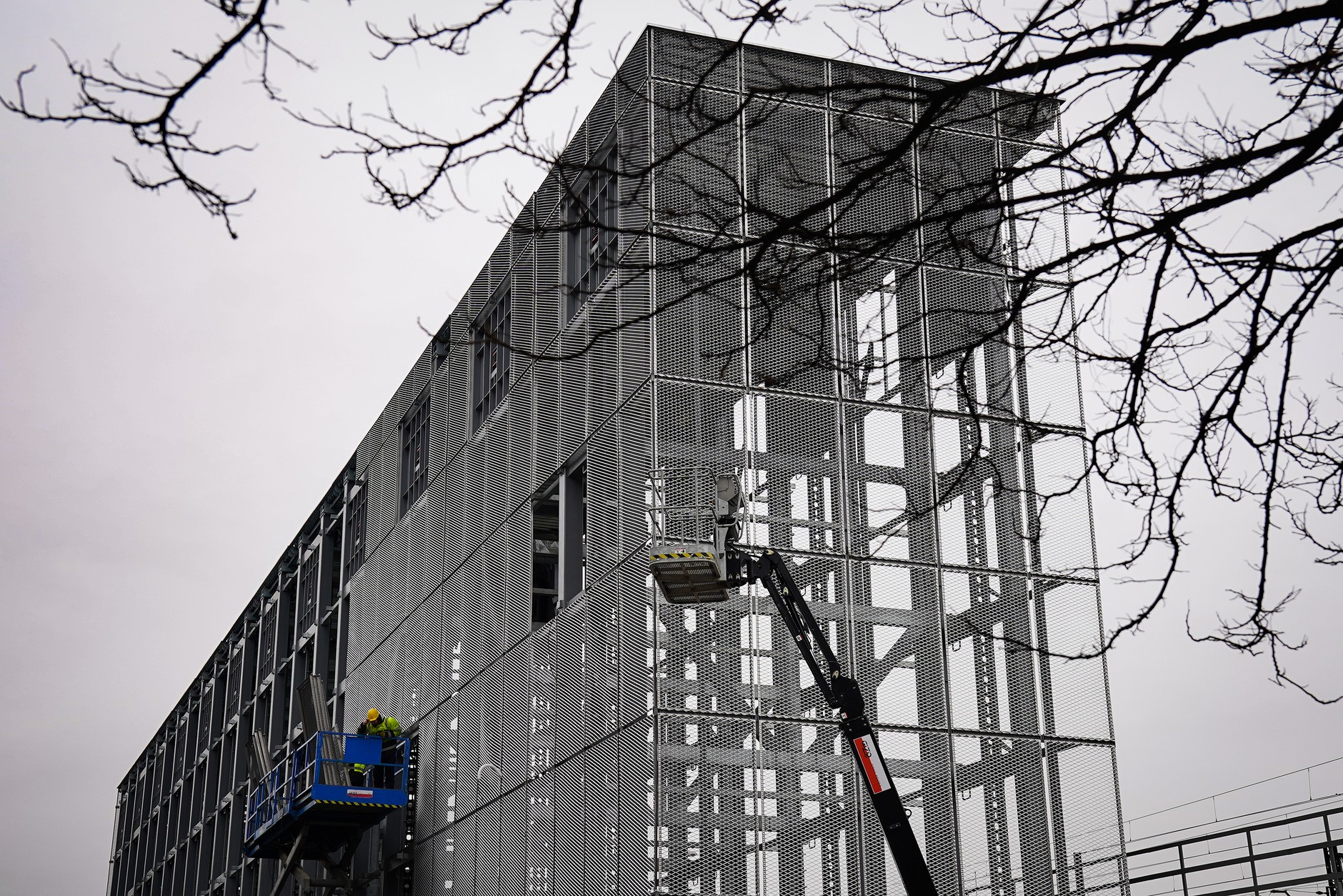 Postęp prac przy budowie zautomatyzowanego piętrowego parkingu w Katowicach