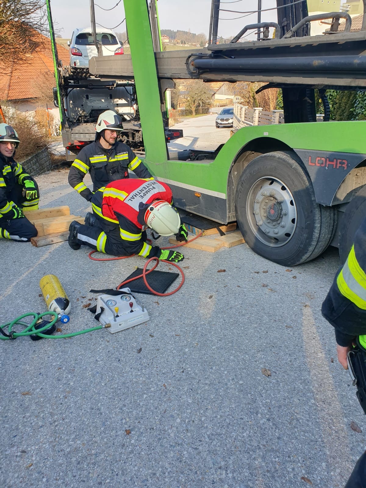 Strażacy odblokowali zablokowaną ciężarówkę w ciasnej uliczce w Austrii