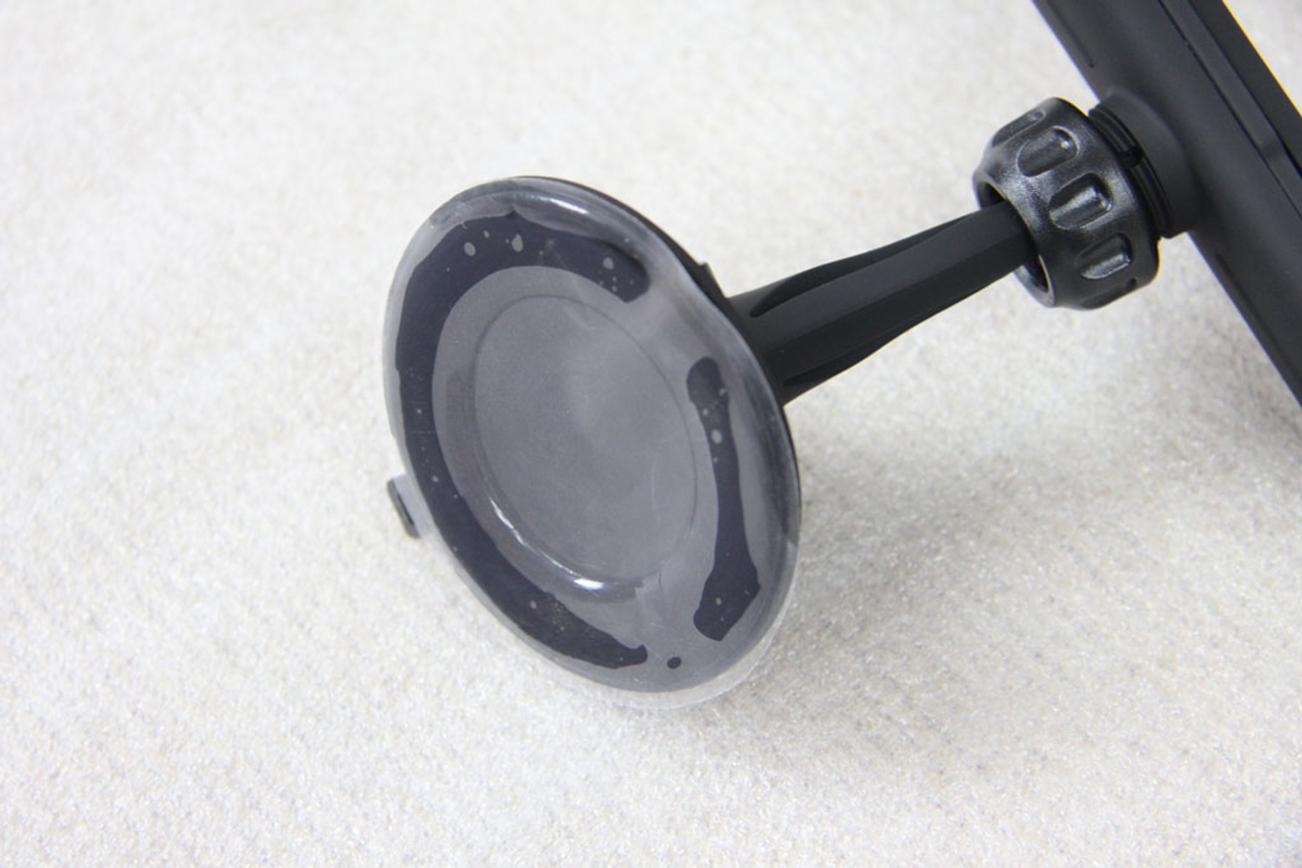 Przyssawka – im twardsza, tym gorzej. Szybko odpadnie!