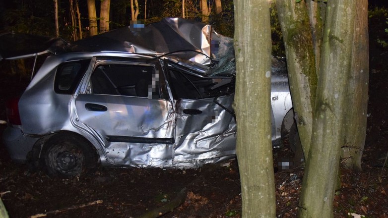 Rozbił samochód na drzewie. Uciekł i zostawił ranną pasażerkę na pewną śmierć