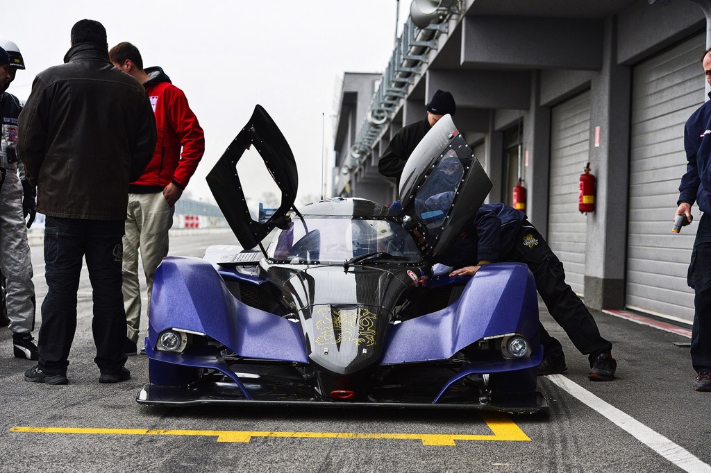 Praga R1 w starciu z Audi R8: diabeł jeździ sobie Pragą