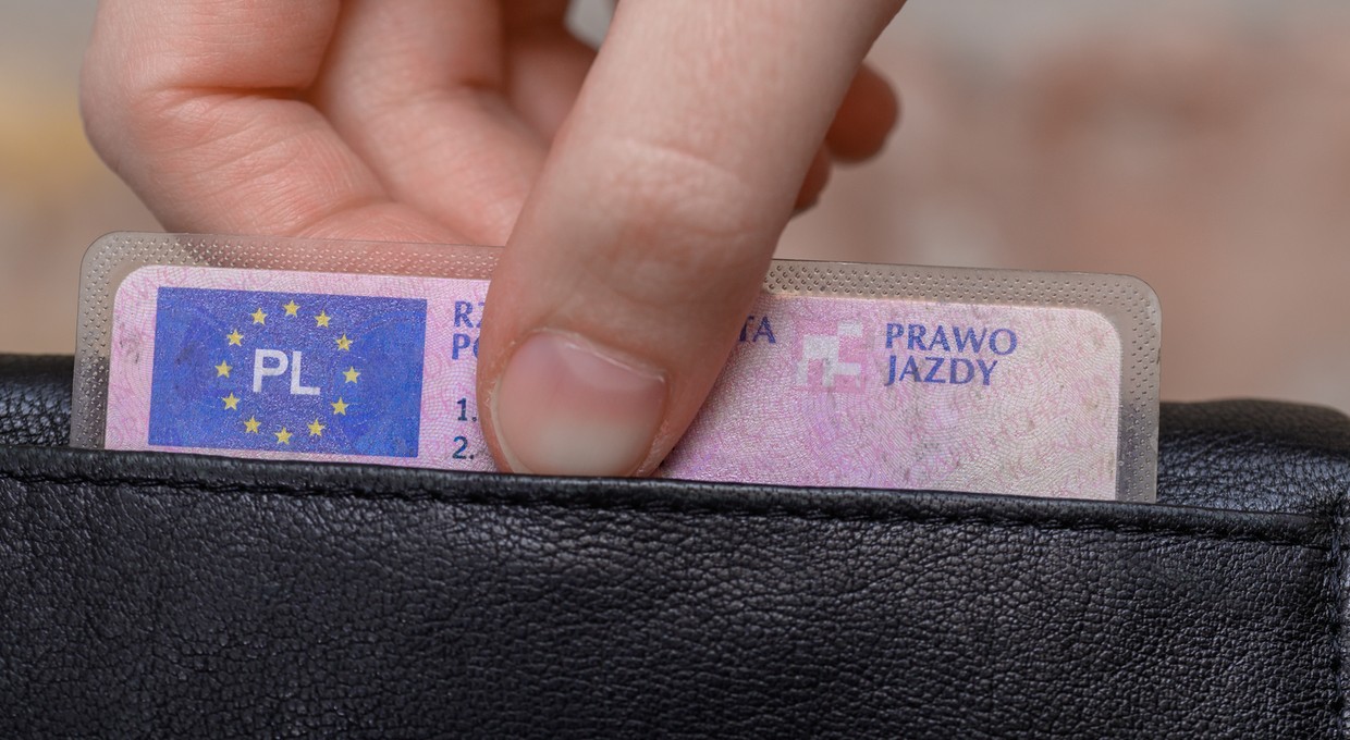 Ukarany za brak uprawnień, choć je posiadał. Sąd Najwyższy uniewinnił kierowcę