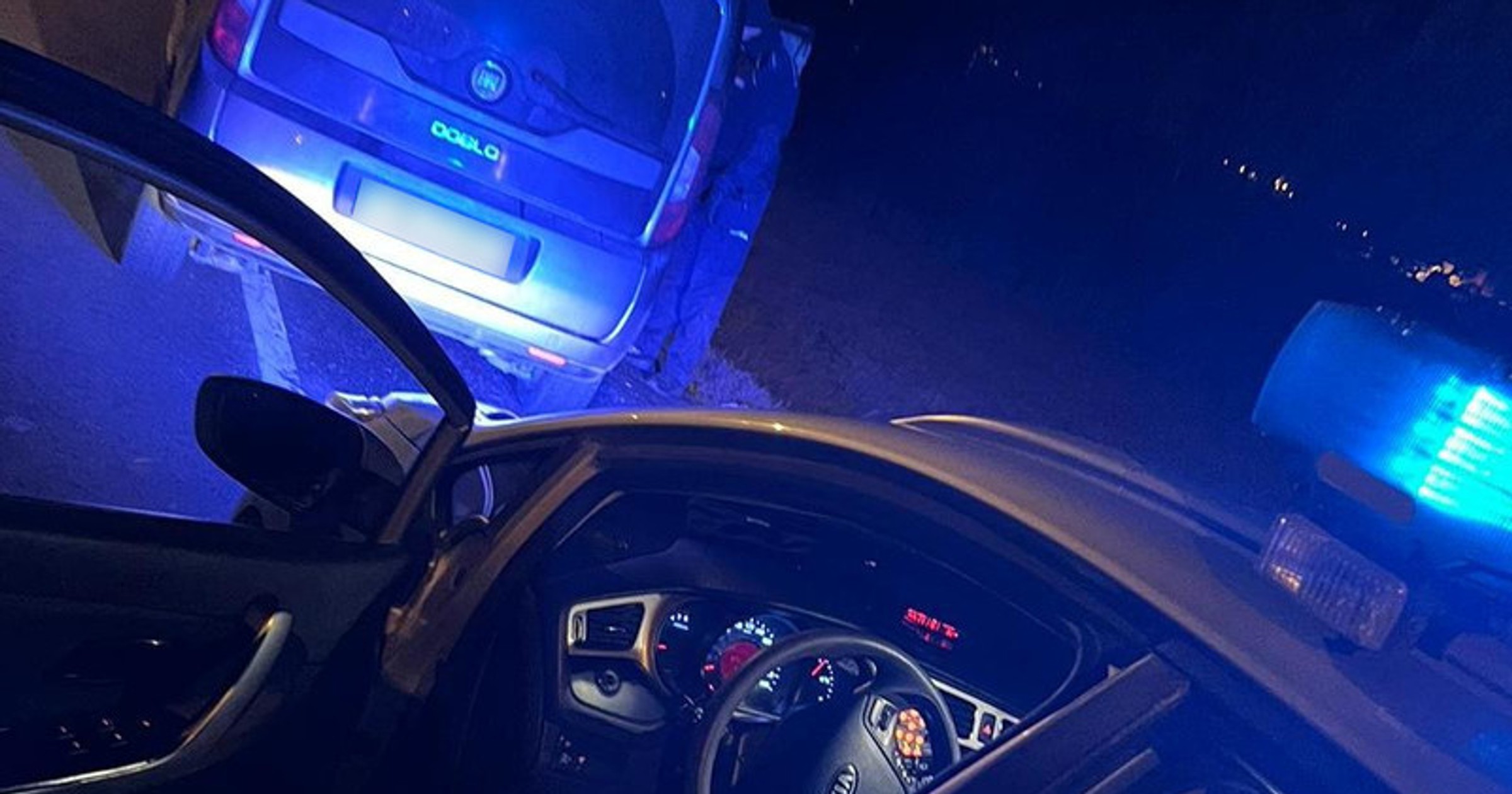 Policjanci postanowili przeszukać jego auto. Na półce była reklamówka