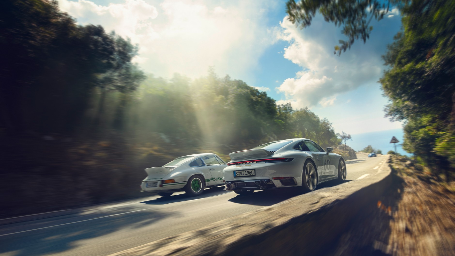Porsche 911 Sport Classic (992; 2022 r.) i Porsche 911 Carrera RS 2.7 (1972 r, po lewej)