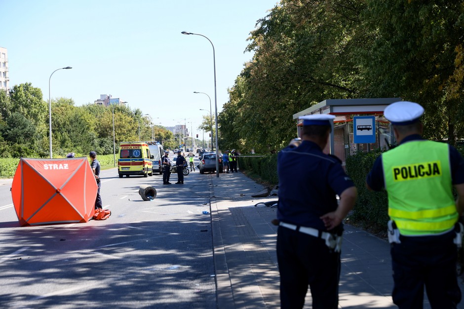 Samochód wjechał w przystanek na warszawskim Mokotowie. Dwie osoby nie żyją