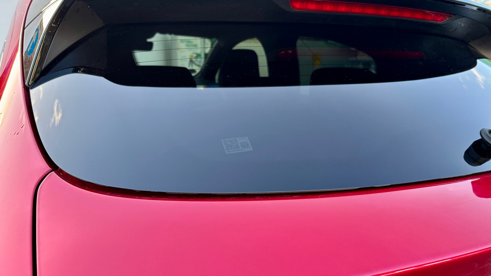 Kod QR na szybie samochodu