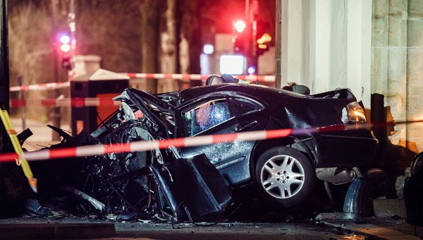 Samochód uderzył w Bramę Brandenburską. Kierowca zginął. Niemieckie media mówią o polskich tablicach