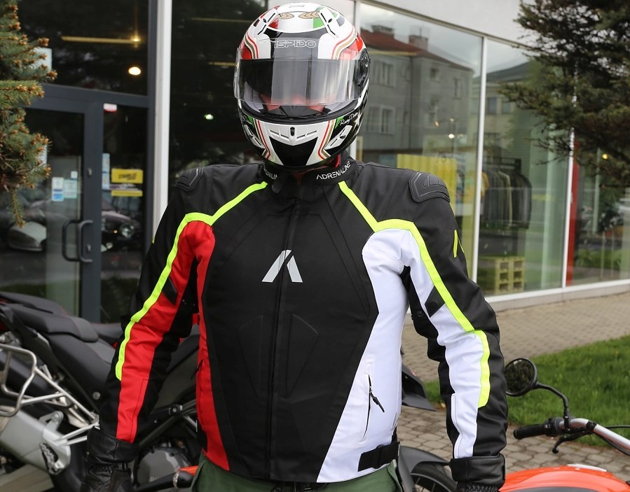 Kurtka sprawia wrażenie ergonomicznej i nieźle przylegającej do ciała