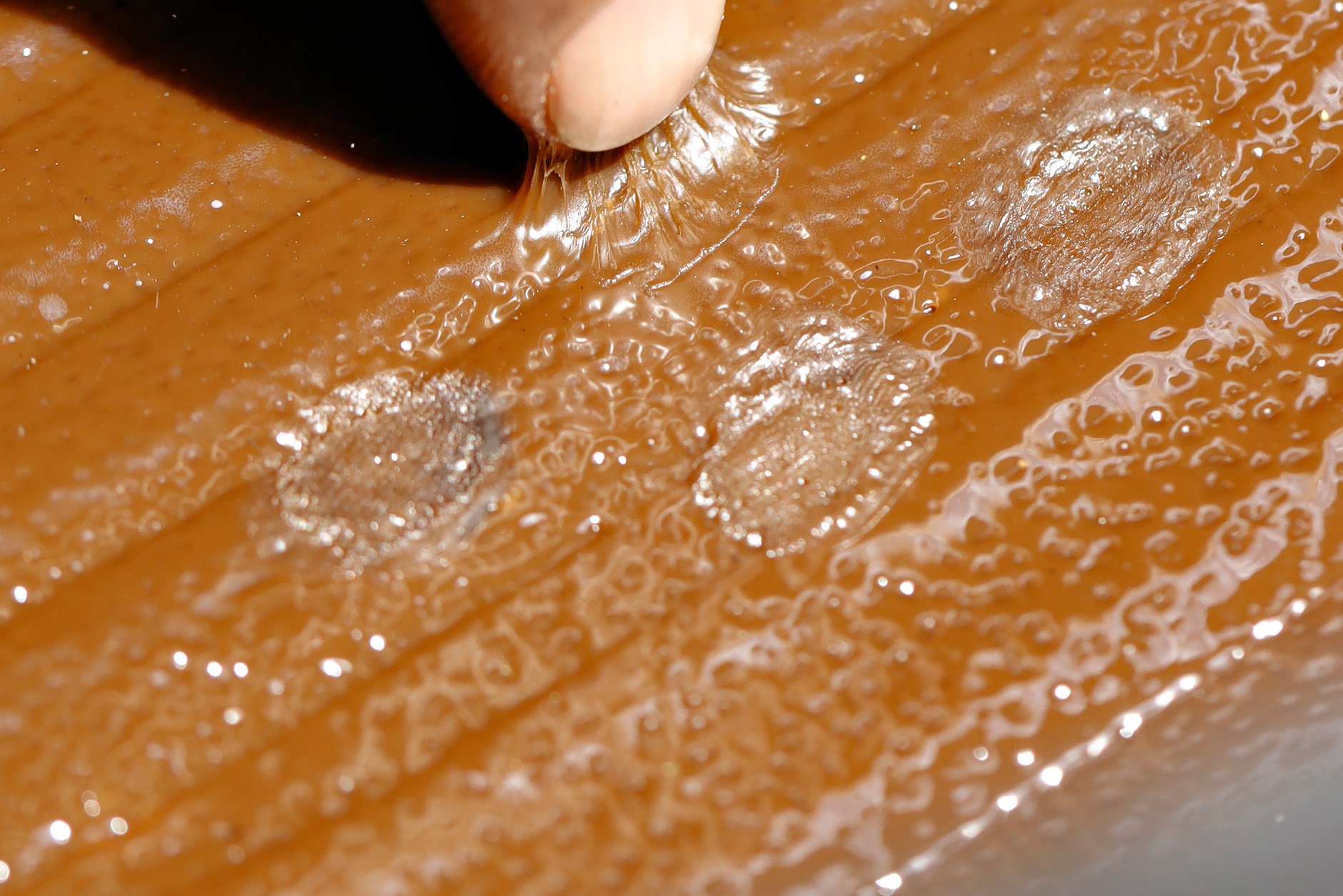 Po wykręceniu wbitych śrub dziury rzeczywiście się zasklepiły.