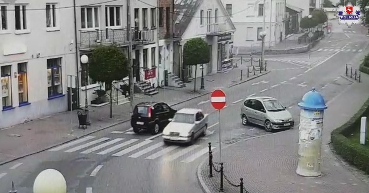 Auto stoczyło się ze wzniesienia