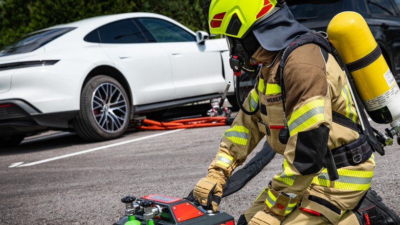 Rosenbauer opracował system gaszenia baterii litowo-jonowych w autach elektrycznych