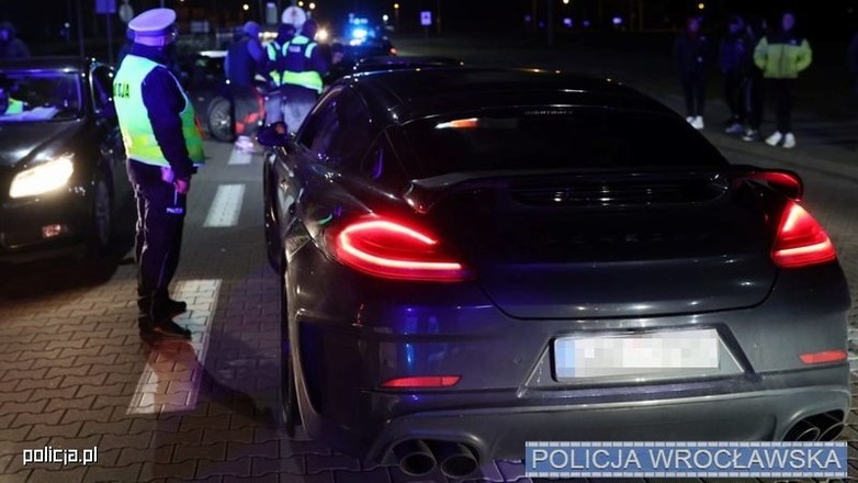 Akcja policji we Wrocławiu przeciwko nielegalnym wyścigom ulicznym