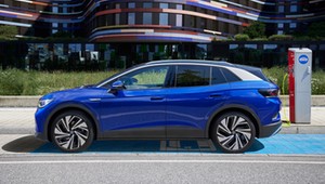 Volkswagen ID.4 nie ma szczęścia – produkcja znowu stanęła. Tym razem przez klamki