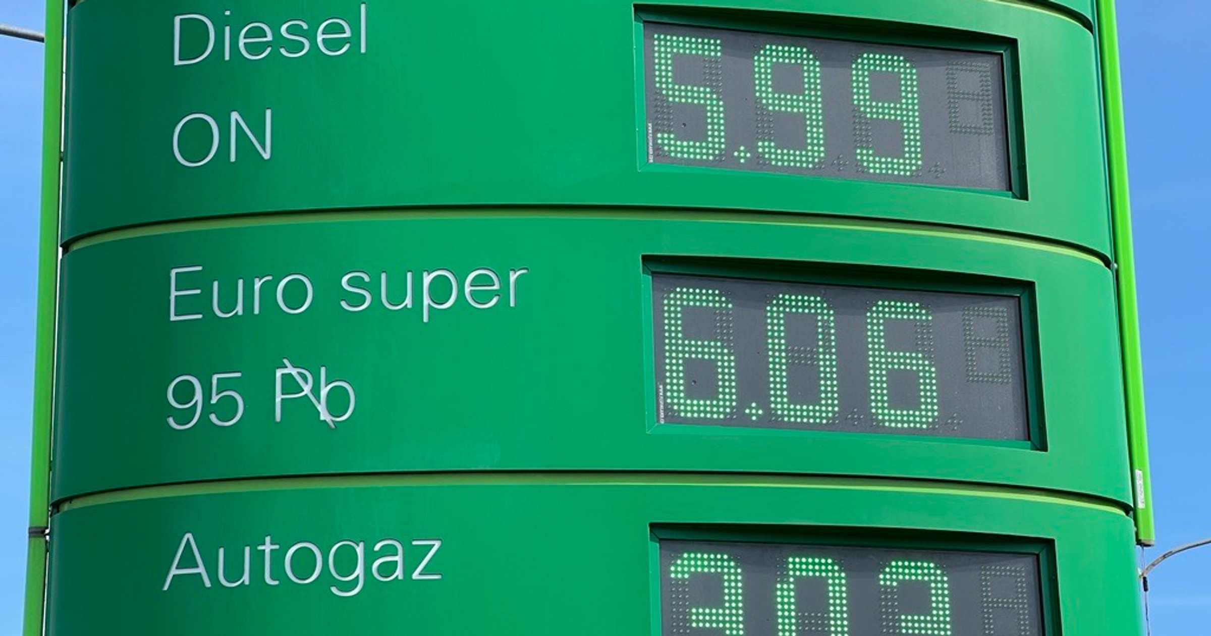 Ceny paliw spadają, ale do zeszłorocznego "cudu" jeszcze daleko