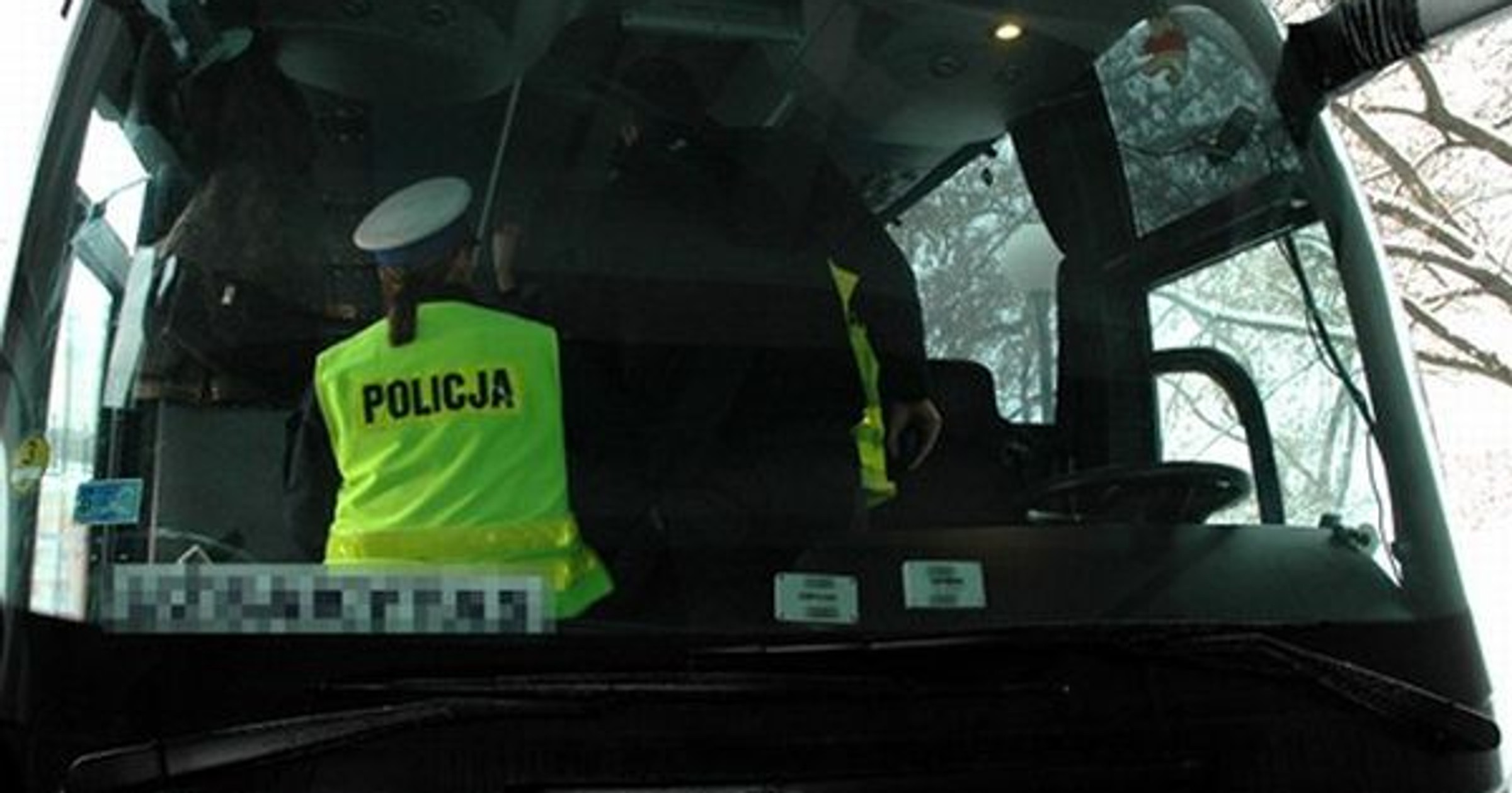 Policjant kontroluje autokar
