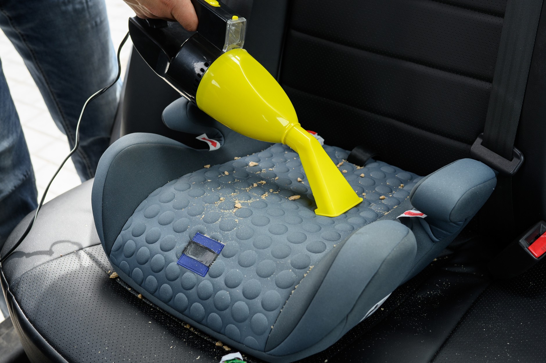 Brud usuwamy jak najszybciej – ten, który wpadnie między fotelik a tapicerkę, działa jak papier ścierny!