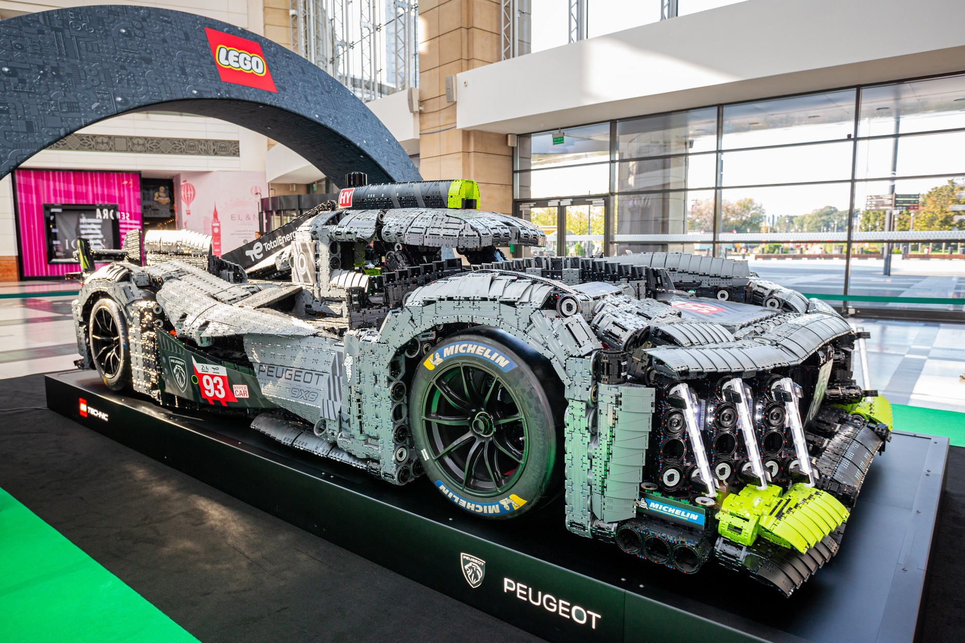 Peugeot 9X8 Hybrid Hypercar z klocków LEGO w Warszawie
