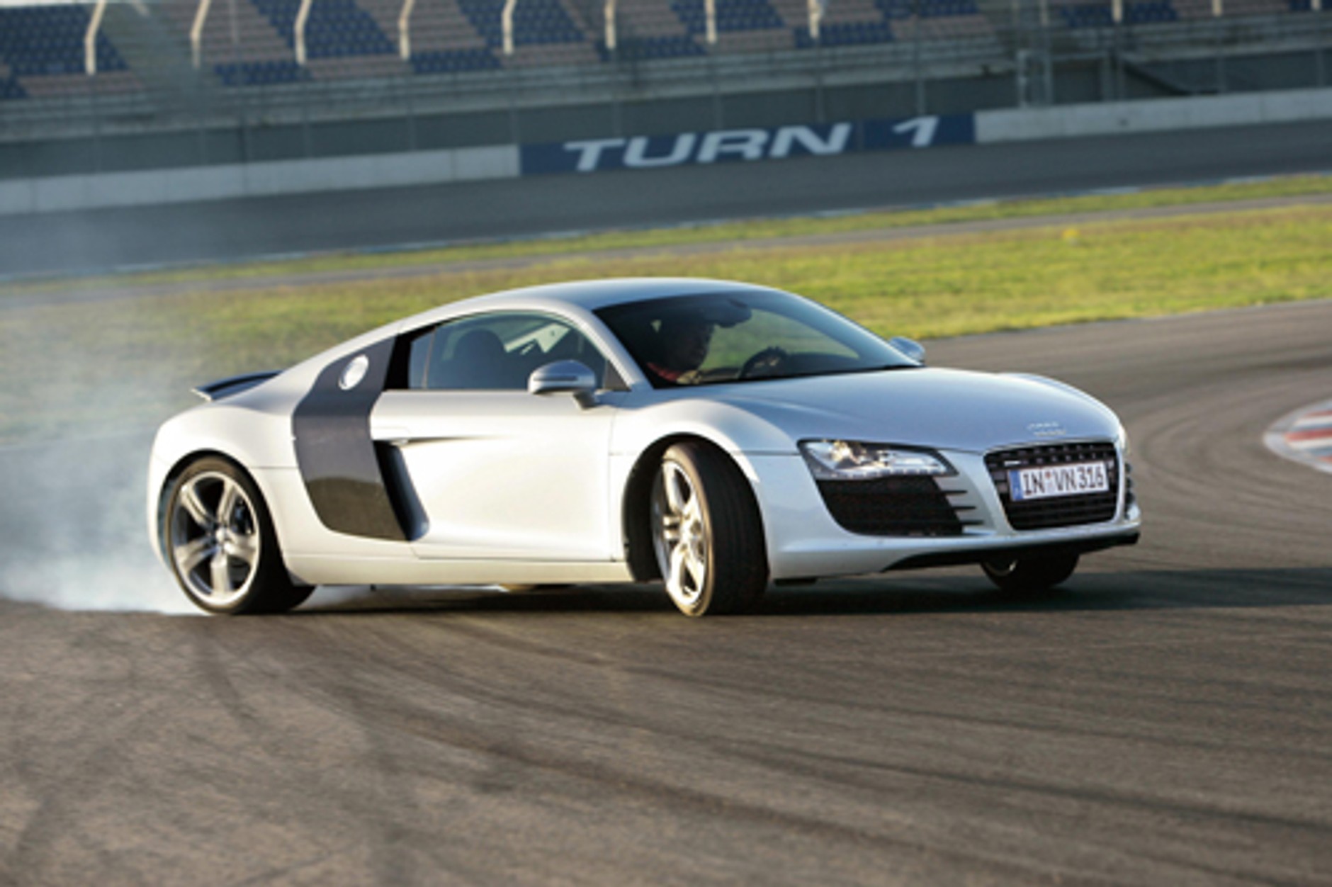 Audi R8 i Porsche 911 Carrera - Legenda czy młody gniewny?